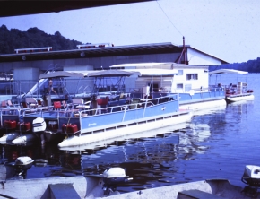 Pontoon boats